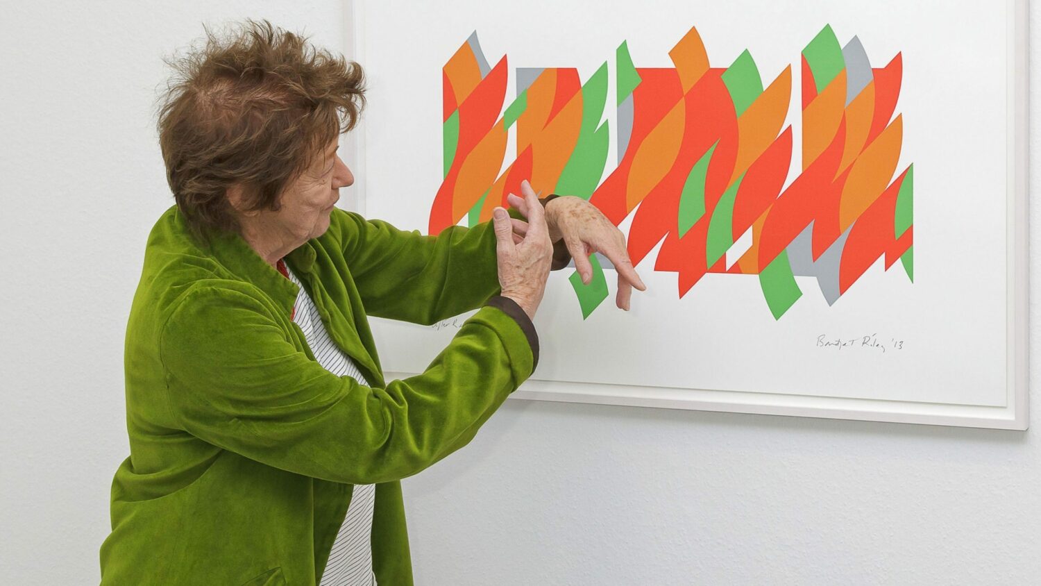 Bridget Riley demonstrating the movement in 'After Rajasthan' (2013) at the opening of the exhibition Bridget Riley – Prints, Städtische Galerie, Villingen-Schwenningen, 2013