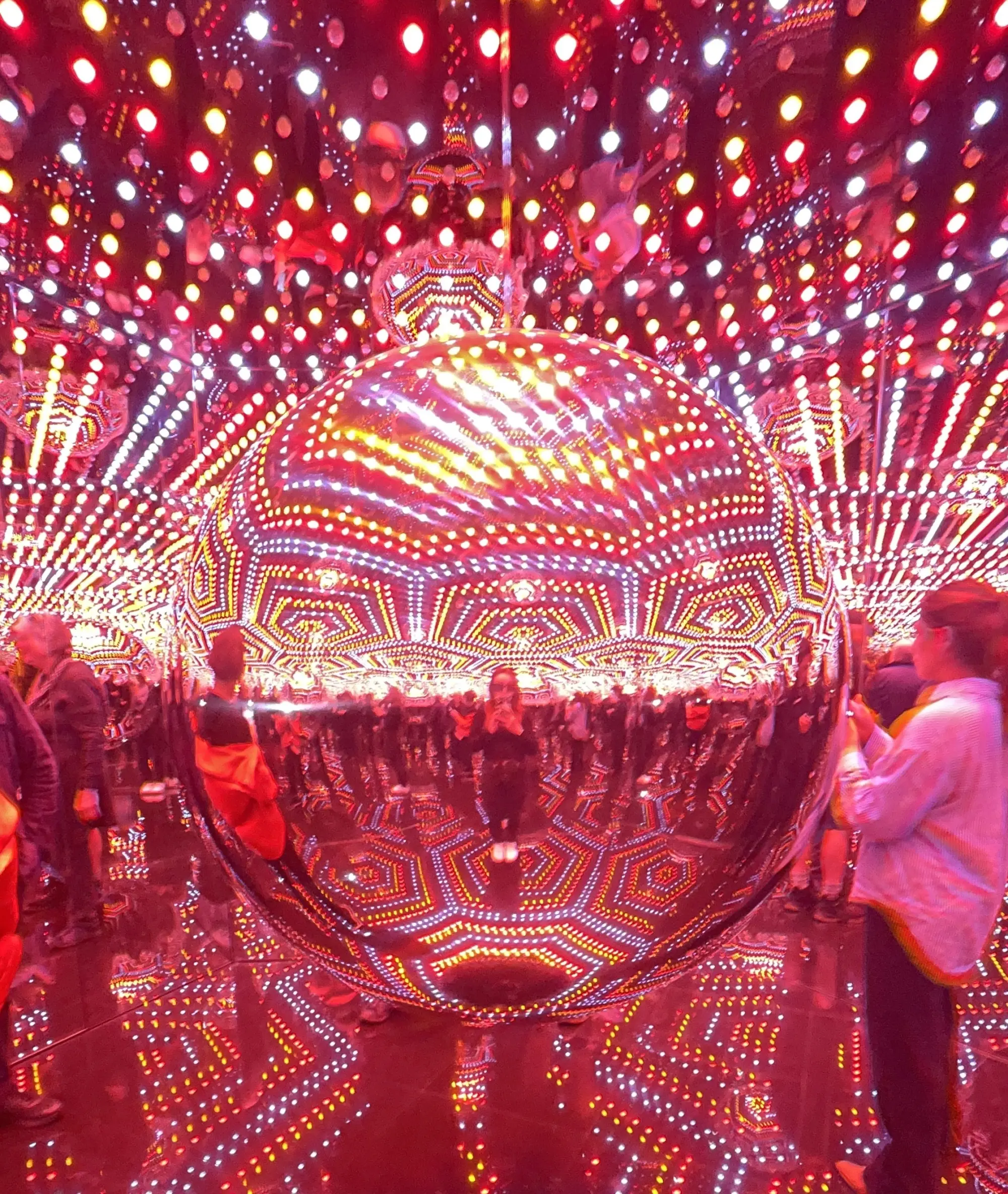 Yayoi Kusama, Infinity Mirrored Room – Beauty Described by a Spherical Heart, 2024