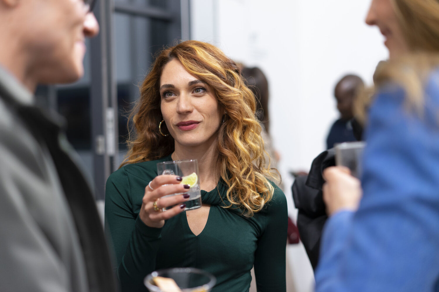 Hang-Up's Fabiola, Charlotte, Marian and Tinka with clients and friends of the gallery.