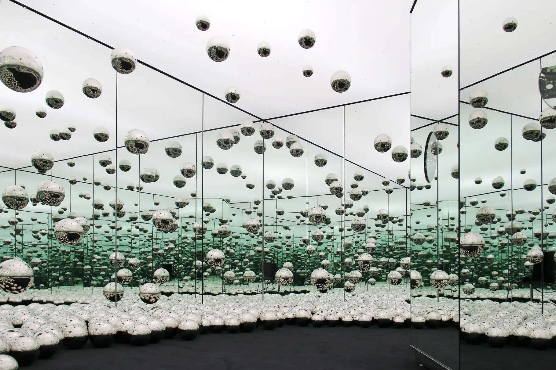 Yayoi Kusama, Infinity Room “Let’s Survive Forever”