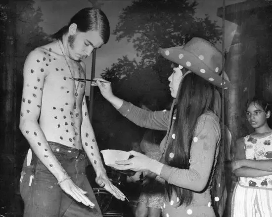 Yayoi Kusama painting a participant